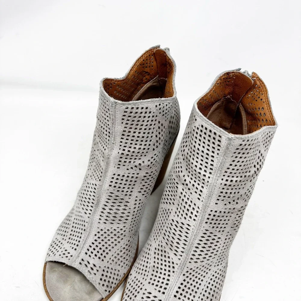 Lucky Brand Gray Suede Perforated‎ Peep Toe Block Heel Booties Womens Size 9/40